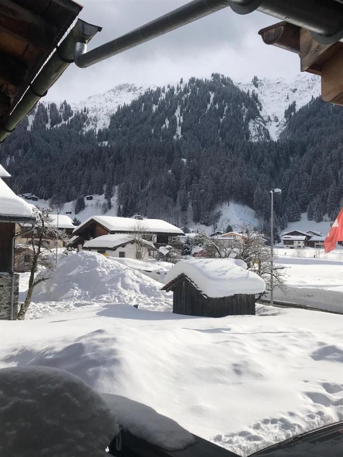 Ferienwohnung Uf Z'Enisch Klosters Exteriör bild