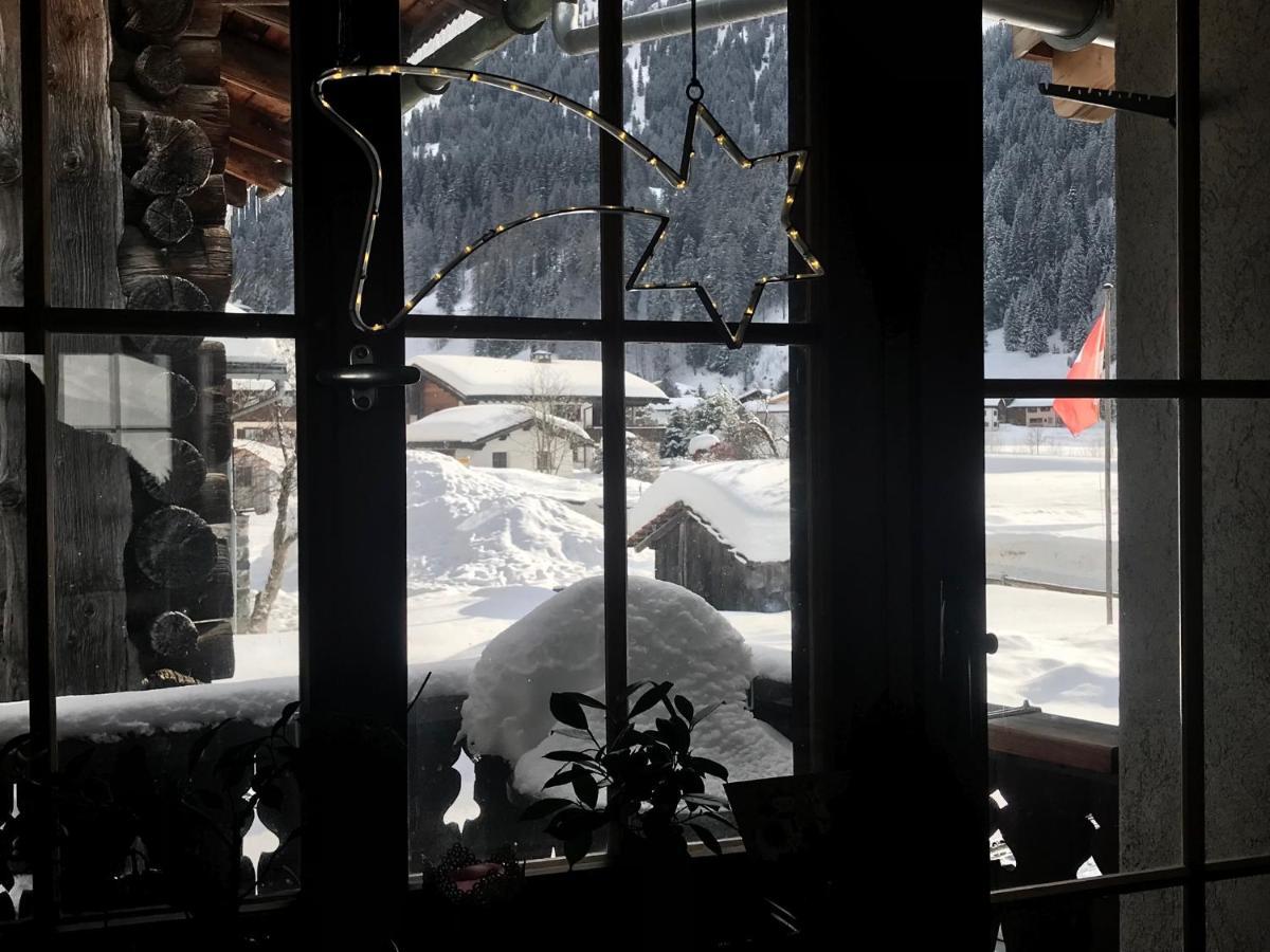 Ferienwohnung Uf Z'Enisch Klosters Exteriör bild