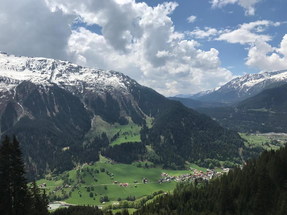 Ferienwohnung Uf Z'Enisch Klosters Exteriör bild
