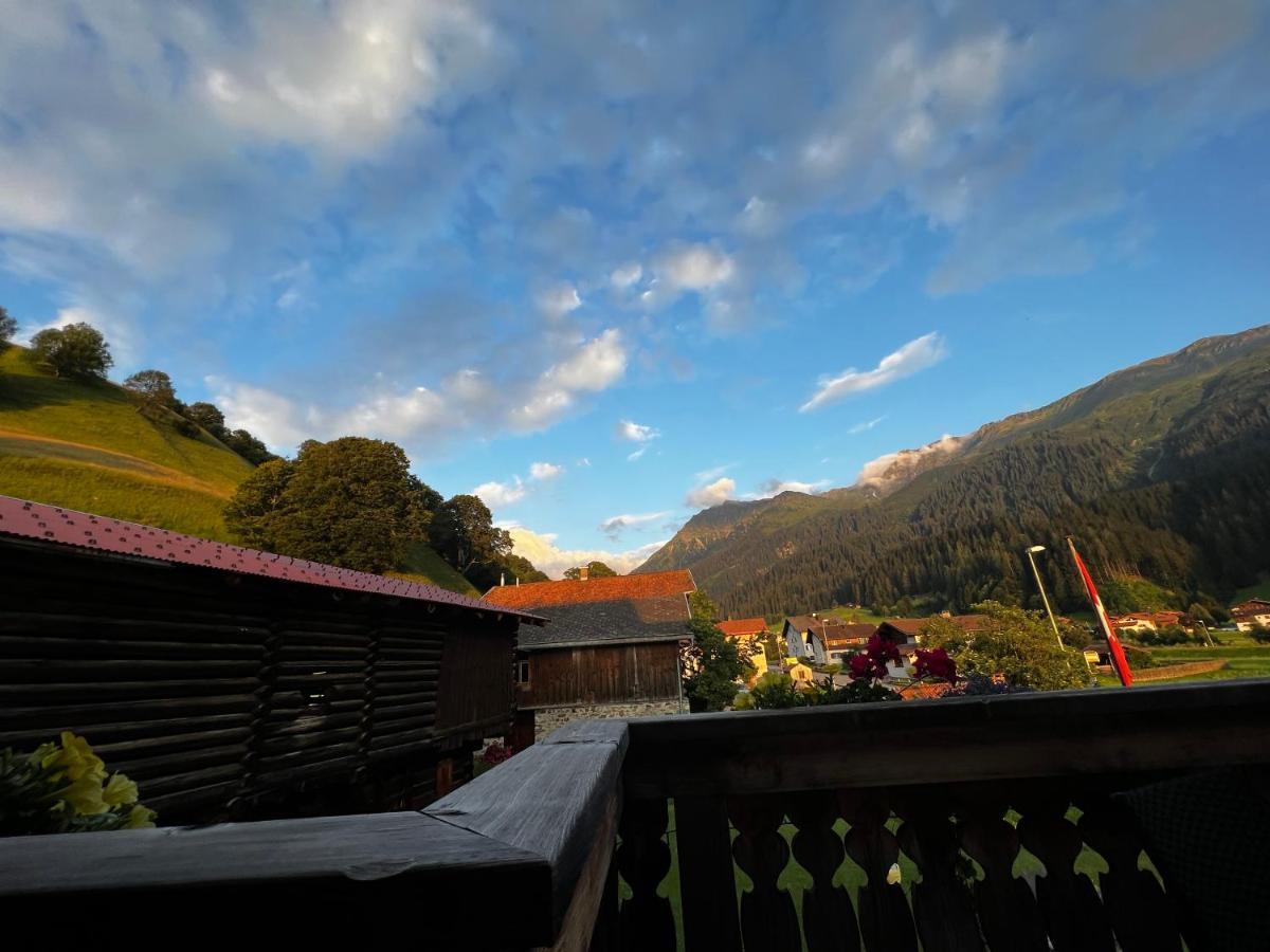 Ferienwohnung Uf Z'Enisch Klosters Exteriör bild